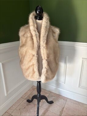 Dress Forum faux fur vest new tags